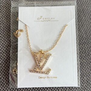 Elegant Gold Necklace with Crystal Accents